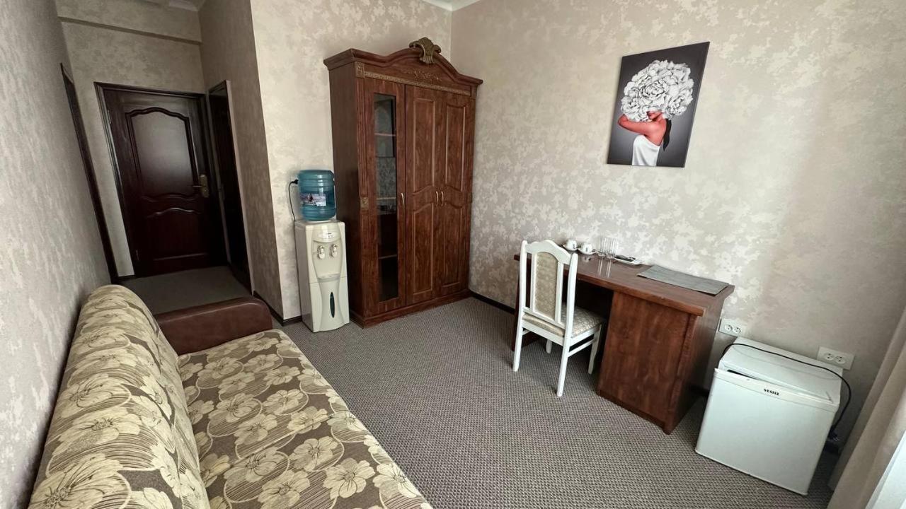 Altyn Adam Hotel Петропавловск Екстериор снимка