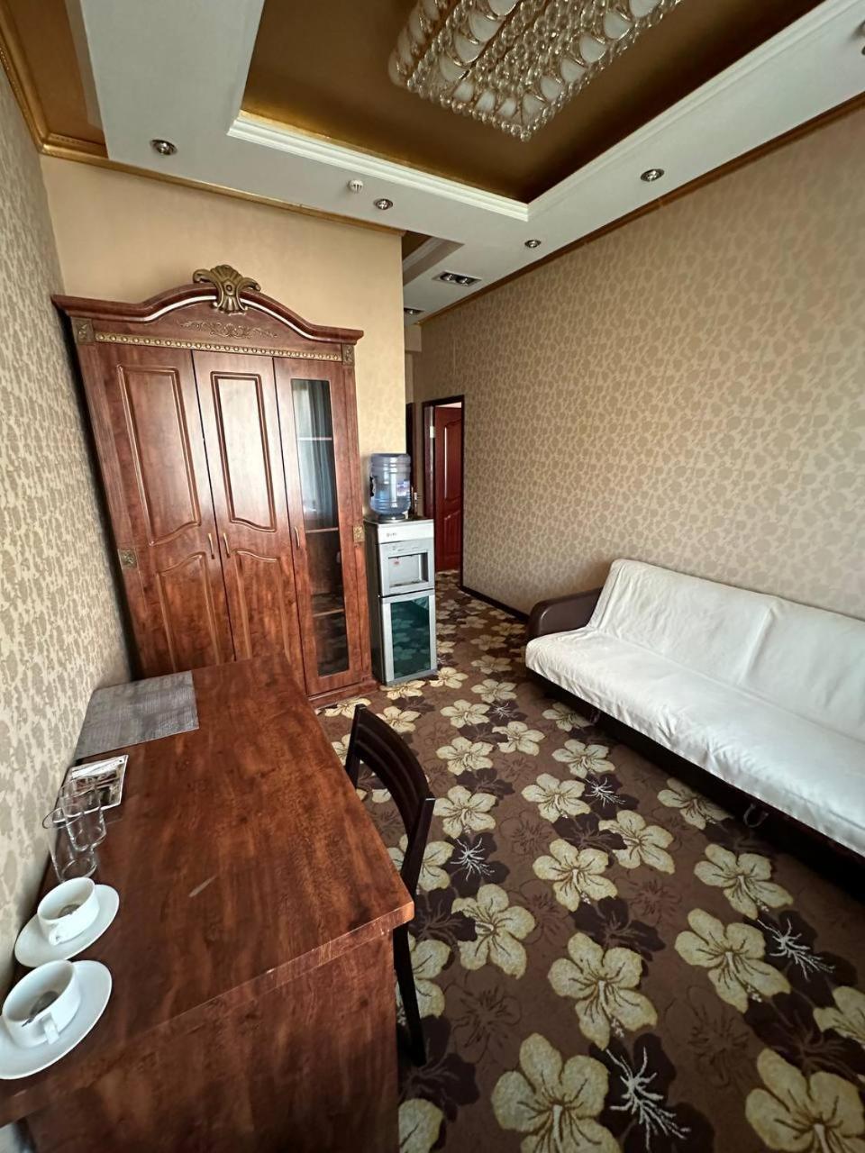 Altyn Adam Hotel Петропавловск Екстериор снимка