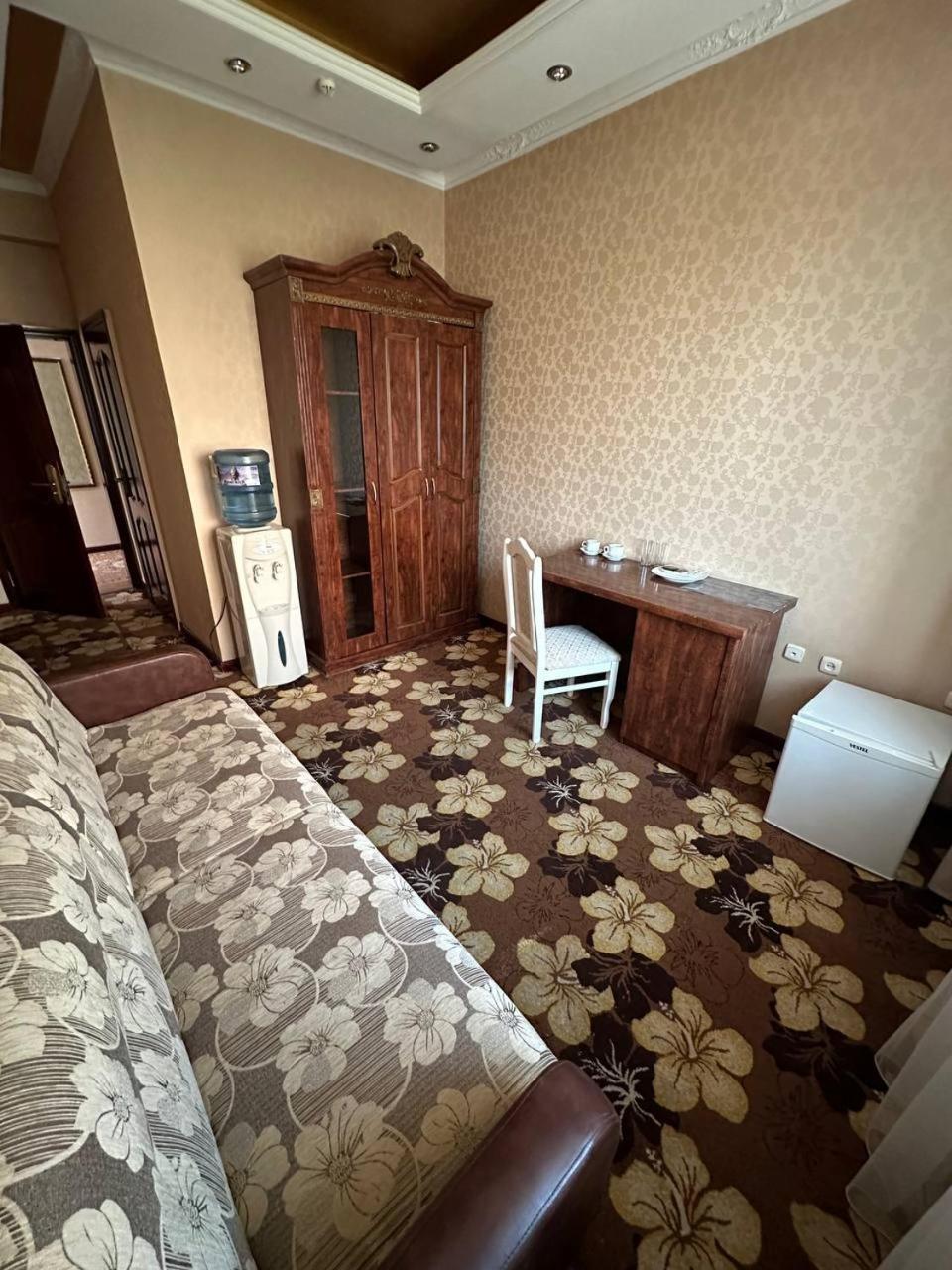 Altyn Adam Hotel Петропавловск Екстериор снимка