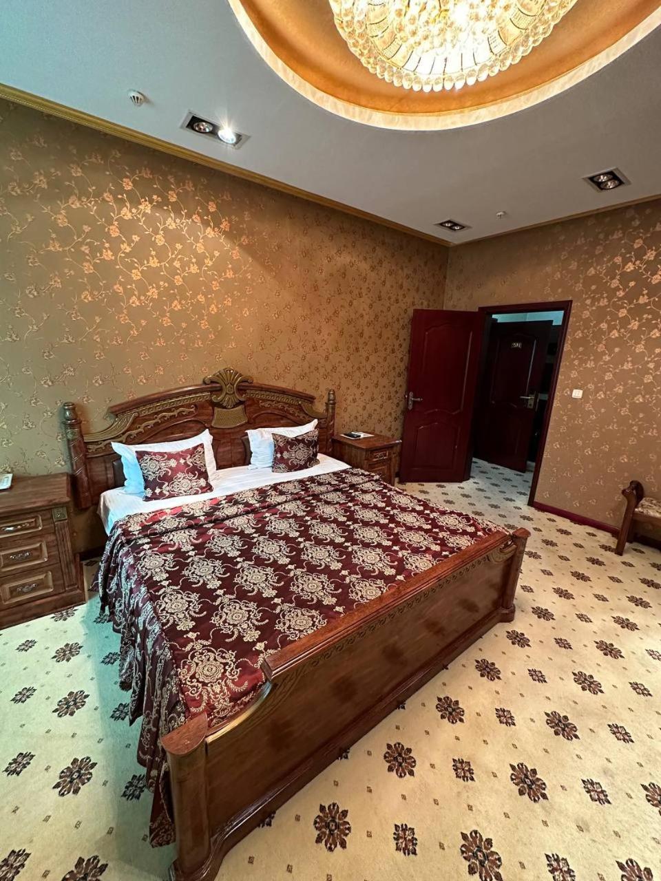 Altyn Adam Hotel Петропавловск Екстериор снимка