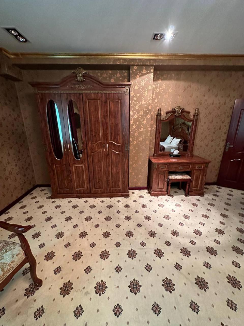 Altyn Adam Hotel Петропавловск Екстериор снимка