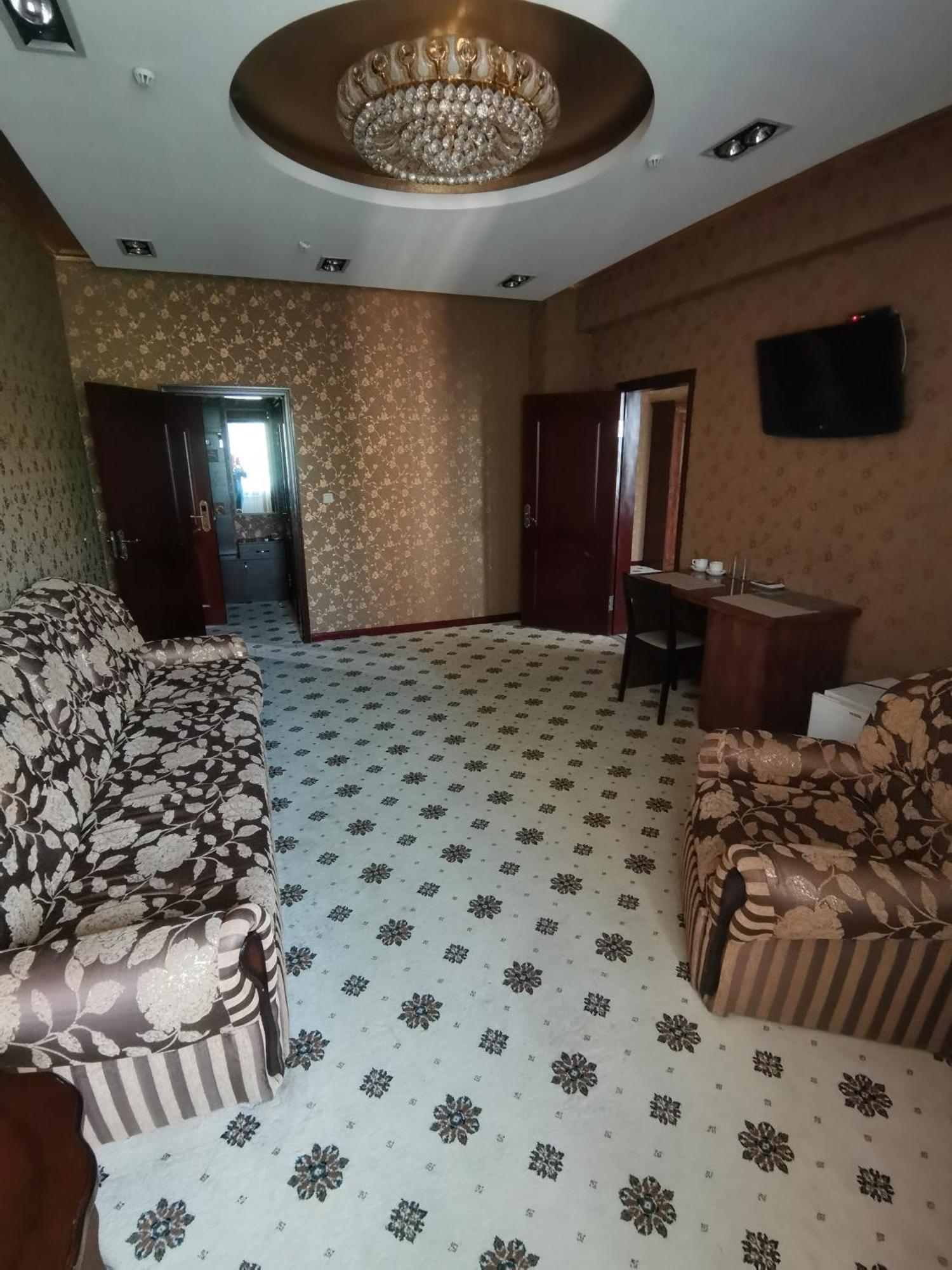 Altyn Adam Hotel Петропавловск Екстериор снимка